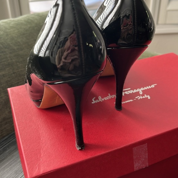 The black shining Salvatore Ferragamo. - Picture 3 of 5